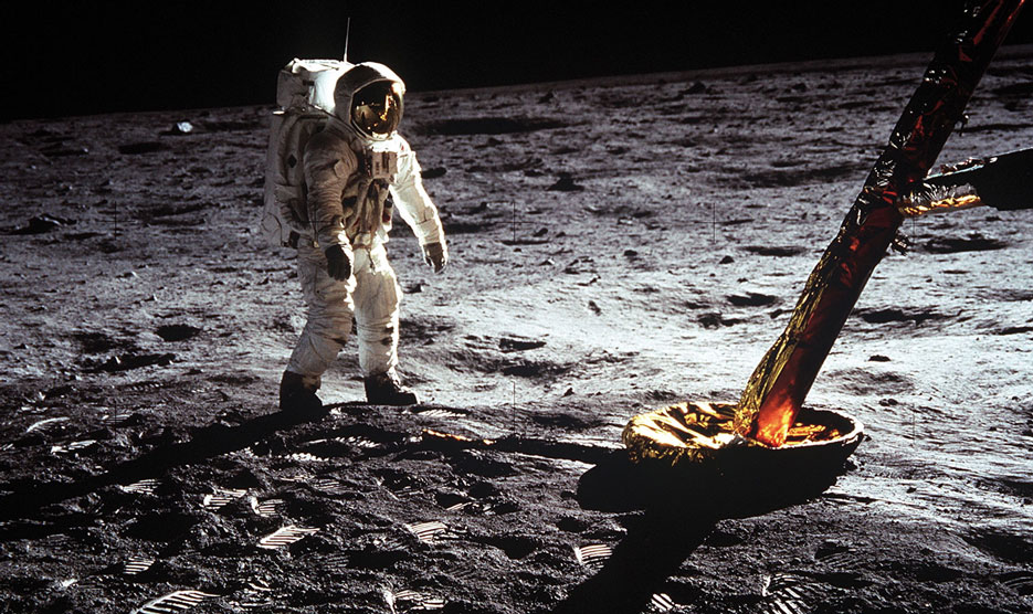 Apollo-11-mission_21-July-1969---Astronaut-walking_KS © NASA