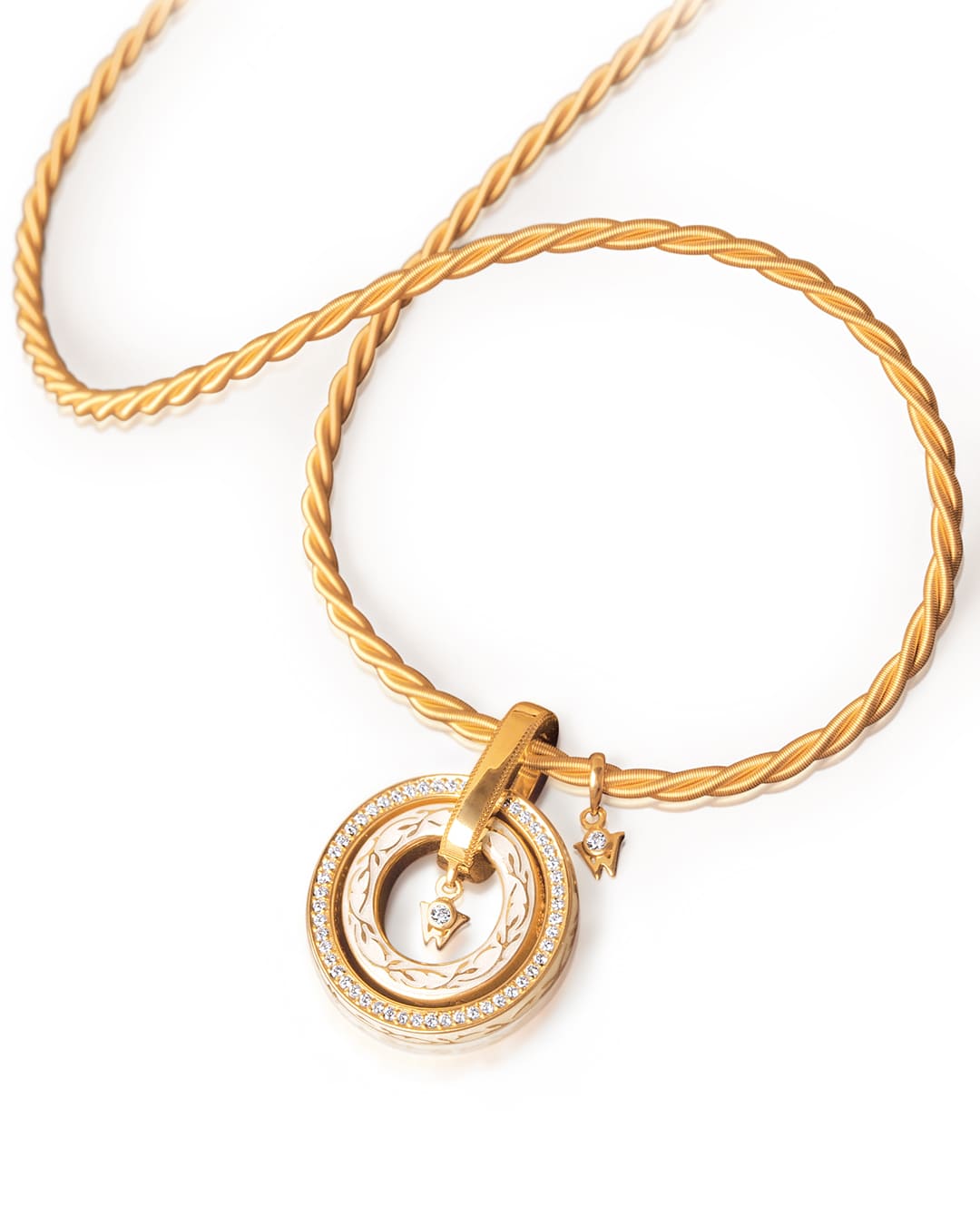 Wellendorff_Collier_Silky_Variete_mit_Amulett_1080_1350_2 Wellendorff_Collier_Silky_Variete_mit_Amulett_1080_1350_2